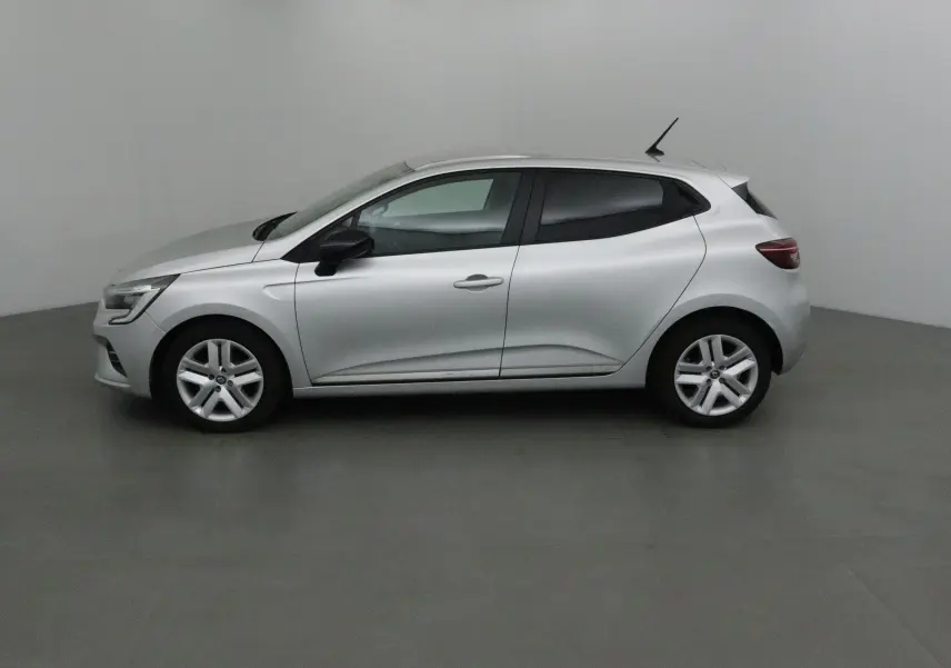 Profil côté gauche d'une Renault Clio V gris platine 2021 avec jantes alliage et rétroviseurs noirs.