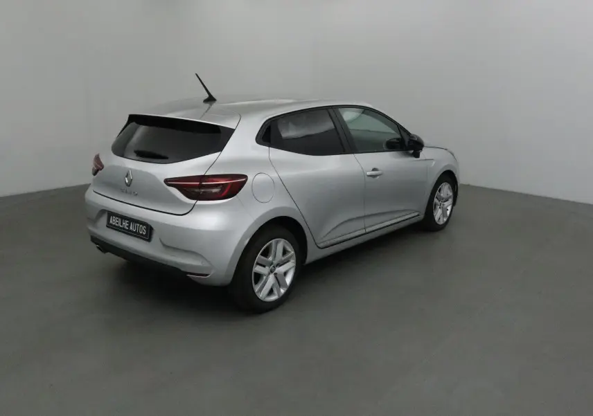 Renault Clio V gris platine vue 3/4 arrière droit dans un studio, avec vitres teintées et jantes alliage.