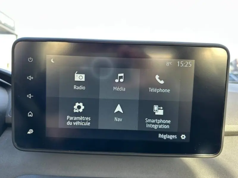 Écran tactile central de la Dacia Sandero 2025 affichant les options radio, média, téléphone, navigation et paramètres véhicule.
