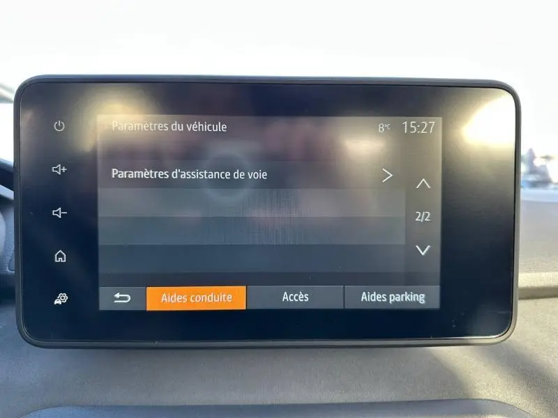 Écran tactile central du tableau de bord du Dacia Sandero 2025 affichant les paramètres d'assistance de voie.