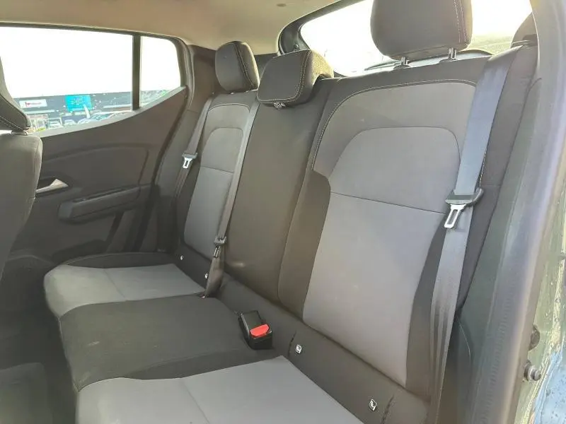 Vue intérieure des sièges arrière gris et noirs du Dacia Sandero Stepway Extreme 2025, porte ouverte côté droit.