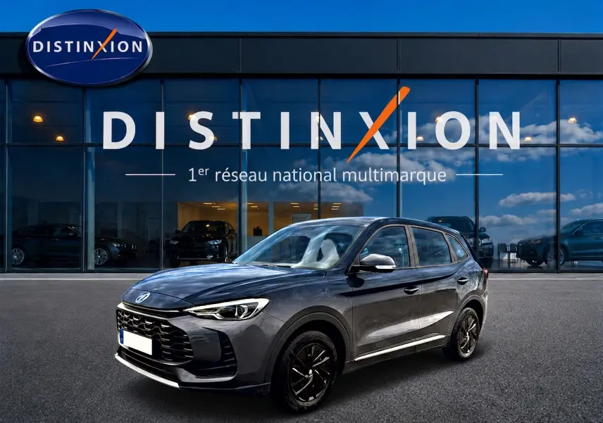 MG Motor ZS 1.5 hybrid 197 Camden grey en 3/4 avant droit, avec jantes noires et calandre marquée.