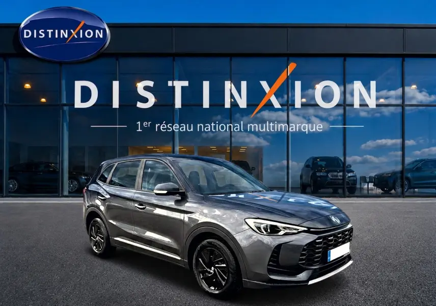 MG Motor ZS 1.5 hybrid 197 gris Camden en 3/4 avant droit, avec calandre noire et jantes noires brillantes.