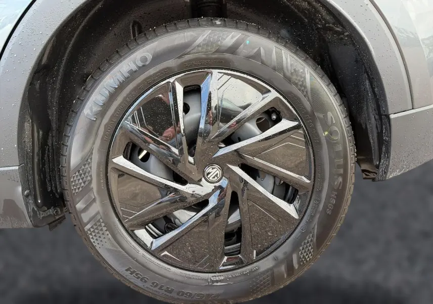 Gros plan sur la roue avant droite du MG ZS Camden grey avec jante alliage noire brillante et pneu Kumho.