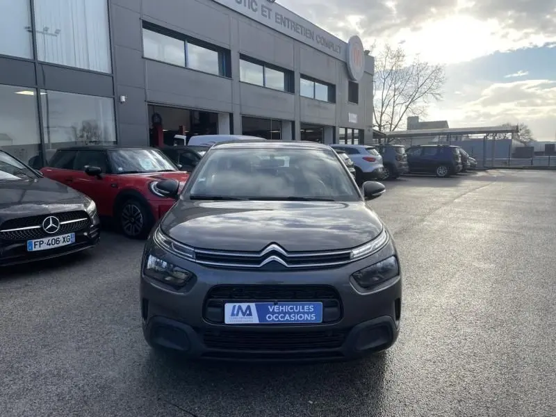 Vue frontale d'une Citroën C4 Cactus gris foncé métal 2019, avec calandre distinctive et logo double chevron visible.