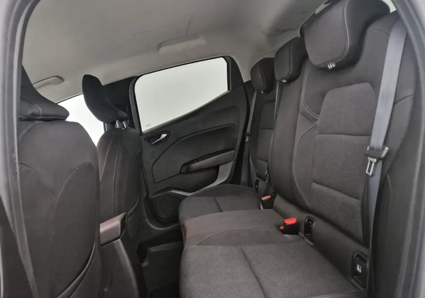 Vue intérieure arrière côté droit de la Renault Clio V 1.0 TCE 90 Zen avec sièges tissu noirs et ceintures visibles.