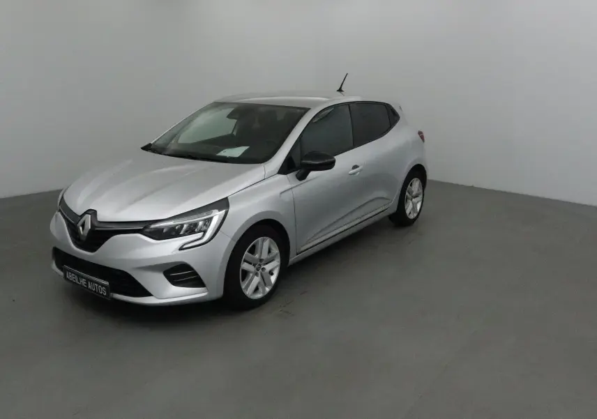 Renault Clio V gris platine vue 3/4 avant droit dans un studio, avec phares LED et jantes alliage.