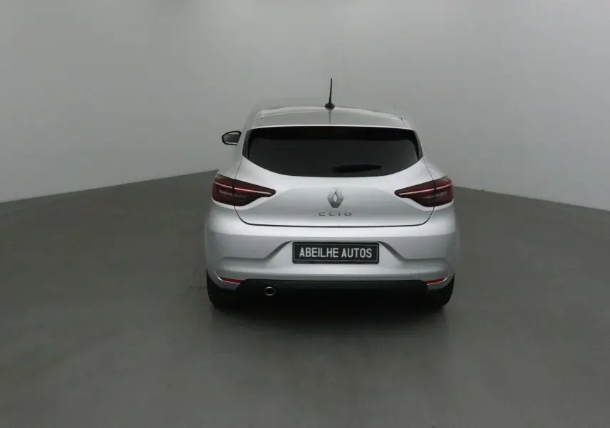 Vue arrière d'une Renault Clio V gris platine 2021 avec feux arrière LED et plaque Abeilhe Autos.