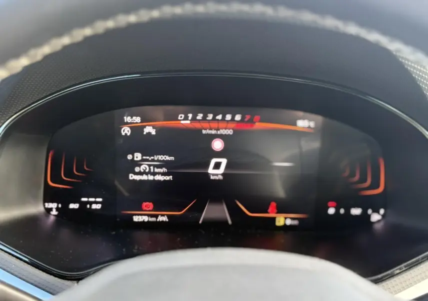 Combiné d'instruments digital du SEAT Arona 2024 affichant la vitesse à 0 km/h, vu de face côté conducteur.