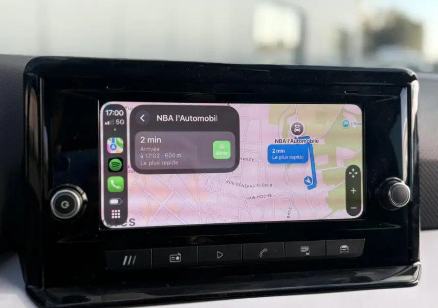 Écran tactile GPS du système MediaSystem+ du SEAT Arona 2024 affichant un itinéraire en ville.