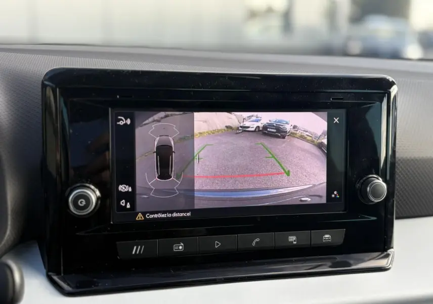 Écran tactile du GPS montrant la caméra de recul et l'aide au stationnement du SEAT Arona gris Magnétique.