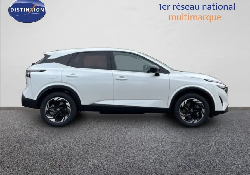 Profil droit du Nissan Qashqai 1.5 E-POWER blanc nacré métal, avec jantes noires et toit blanc.