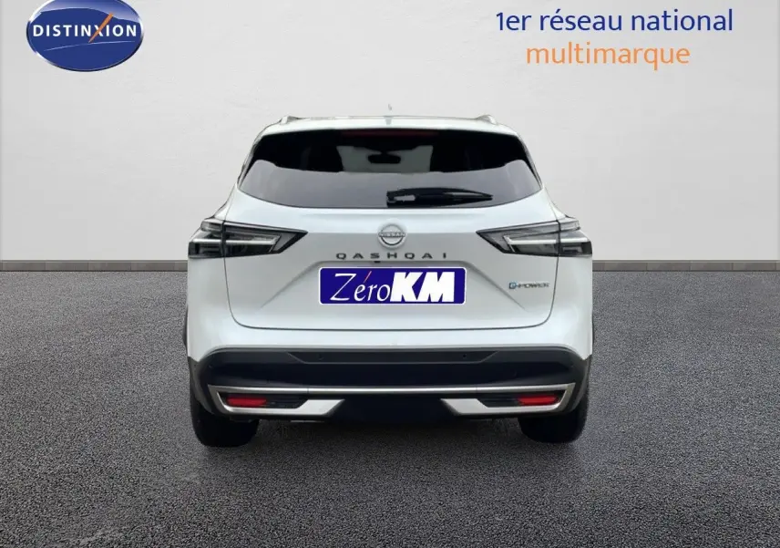 Vue arrière d'un Nissan Qashqai blanc nacré 2025 avec feux LED et logo E-POWER visible sur le hayon.