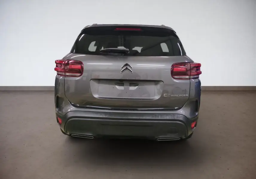 Vue arrière d'un Citroën C5 Aircross gris Platinium avec hayon électrique et feux arrière LED 3D.