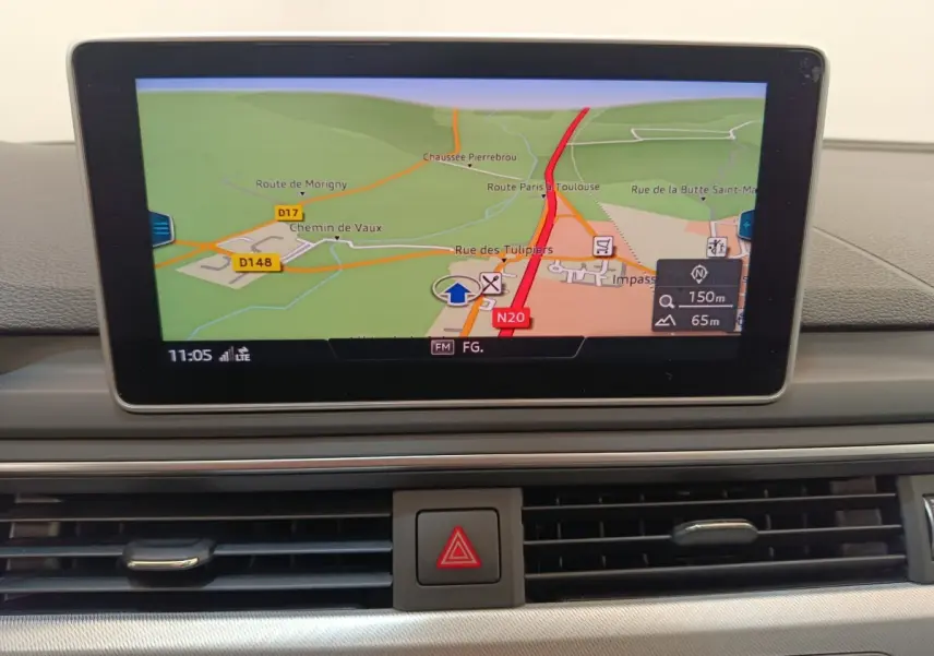 Affichage de navigation couleur sur écran central du tableau de bord de l'Audi A5 gris clair, vue intérieure frontale.