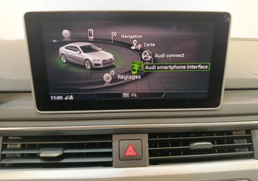 Écran central affichant le menu multimédia avec une Audi A5 gris clair en vue 3/4 avant stylisée.
