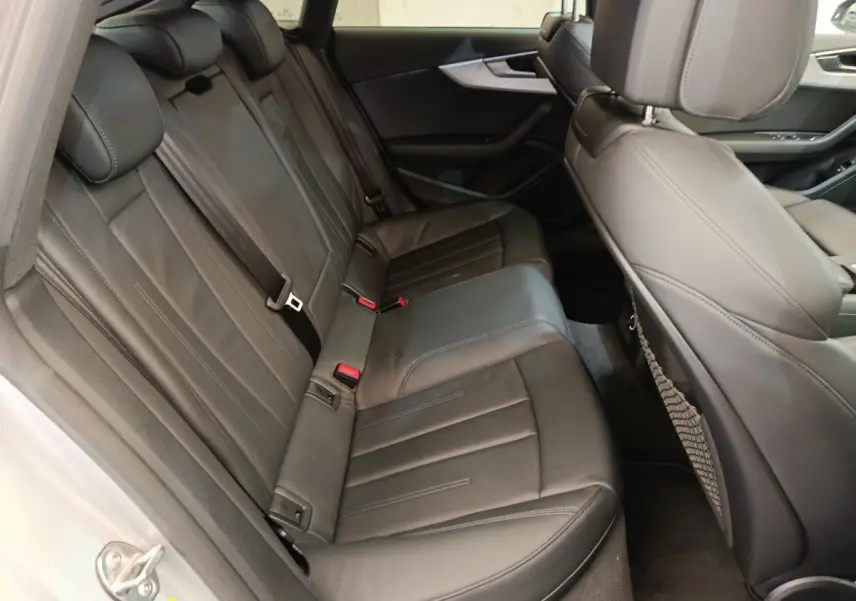 Vue intérieure côté arrière droit de l'Audi A5 2019 avec sièges en cuir noir et finitions élégantes.