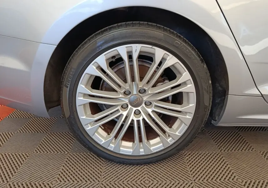 Gros plan sur la roue avant droite gris clair d'une Audi A5 40 TFSI 2019 avec jante alliage multi-branches.