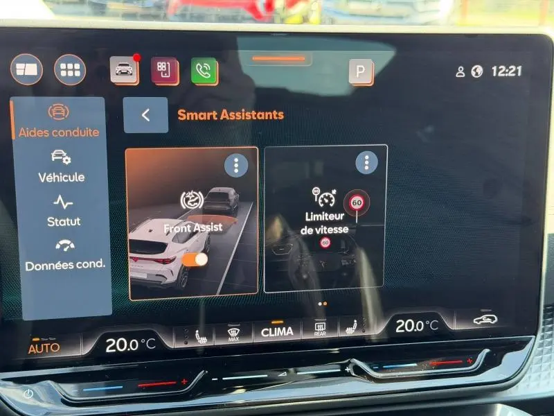Écran tactile intérieur du CUPRA Formentor 2025 montrant les assistants de conduite avec interface moderne et claire.