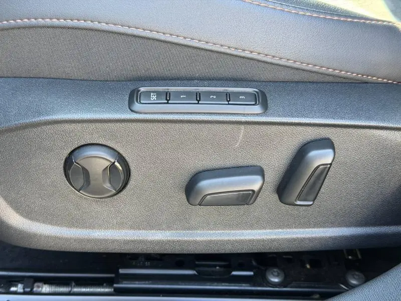 Détail des commandes de réglage électrique du siège conducteur sur CUPRA Formentor 1.5 eTSI Hybrid noir Minuit.