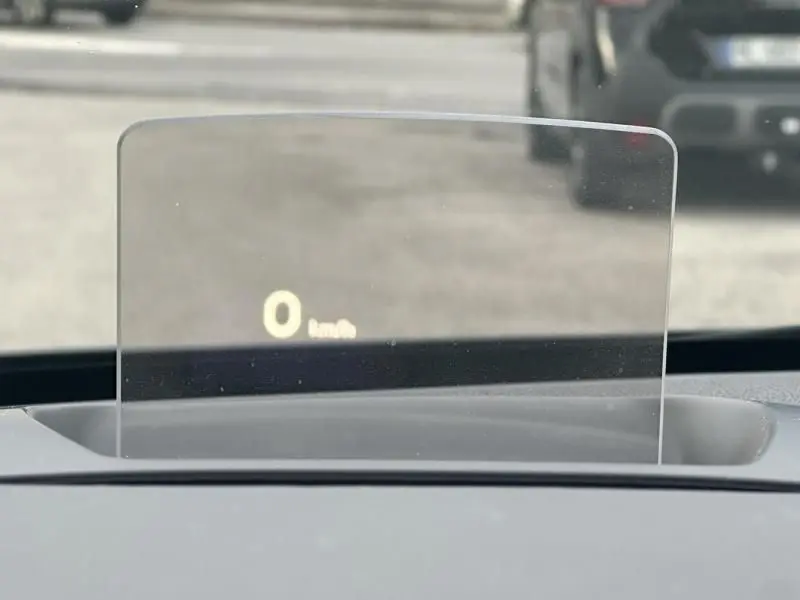 Affichage tête haute montrant la vitesse à 0 km/h sur le tableau de bord d'une Citroën DS5 gris foncé métal 2014.