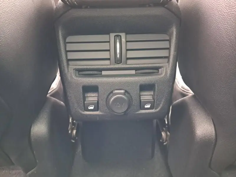 Vue rapprochée de la console arrière noire avec prises 12V et commandes de vitres du Citroën DS5 gris foncé métal 2014.