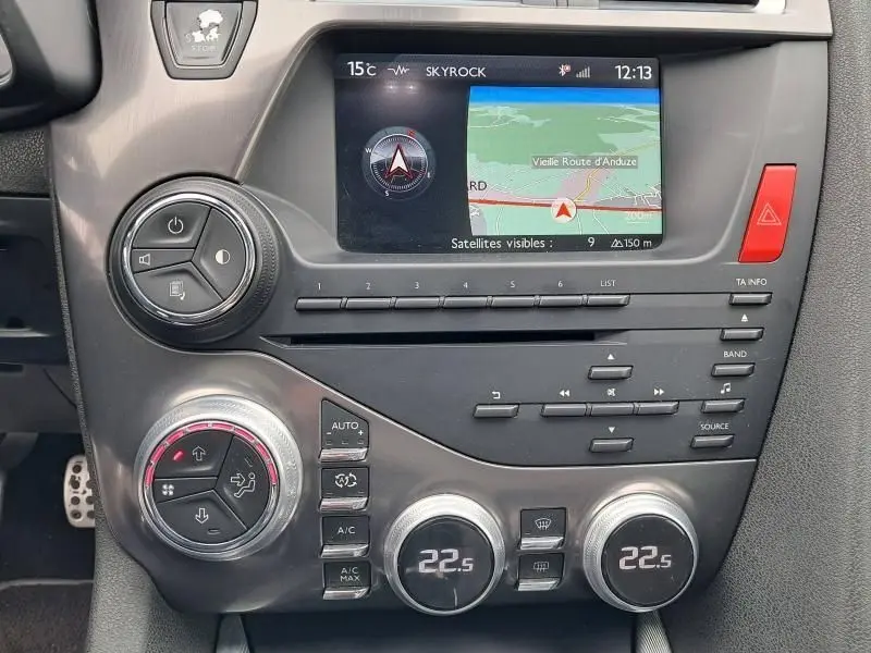 Tableau de bord de Citroën DS5 gris foncé, vue centrée sur l'écran GPS et les commandes climatiques digitales.