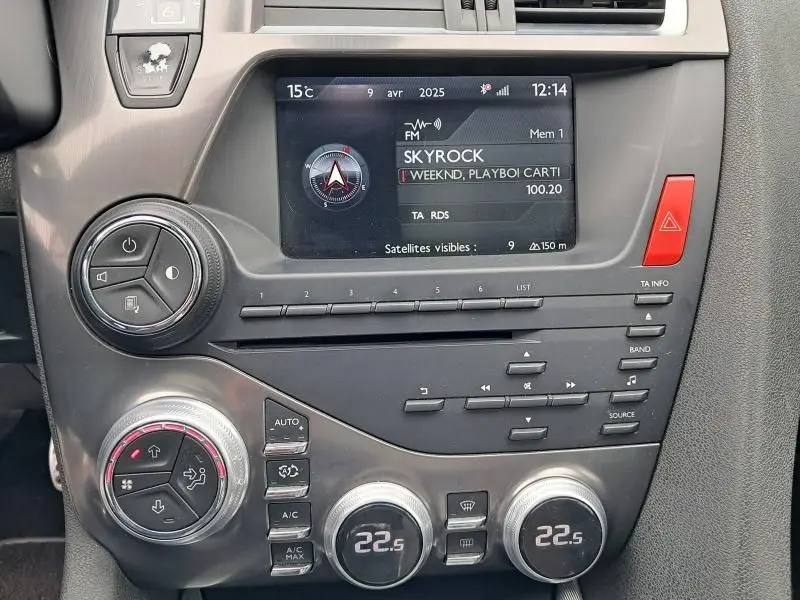 Vue rapprochée du tableau de bord du Citroën DS5 gris foncé, affichant l'écran multimédia et commandes climatisation.