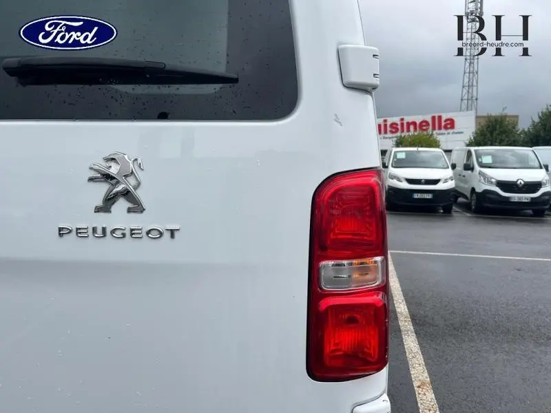 Gros plan sur l'arrière droit blanc banquise d'un Peugeot Expert Fourgon avec feu arrière rouge et logo Peugeot visible.