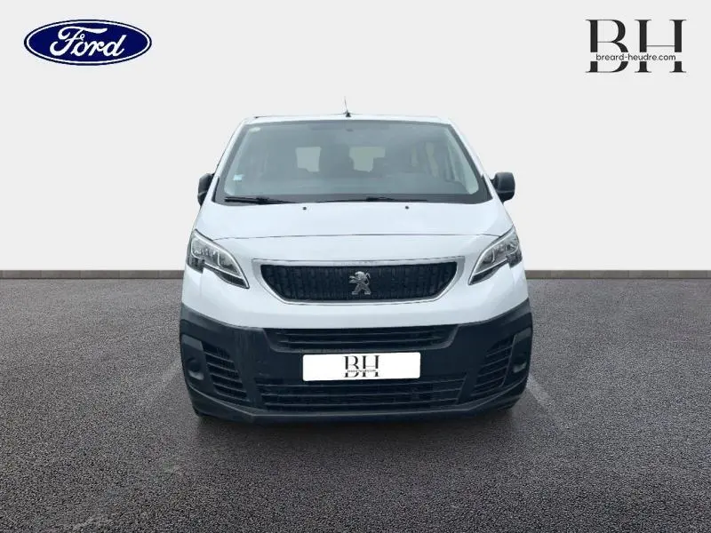Vue avant d'un Peugeot Expert Fourgon blanc Banquise avec calandre noire et pare-chocs noir contrastant.