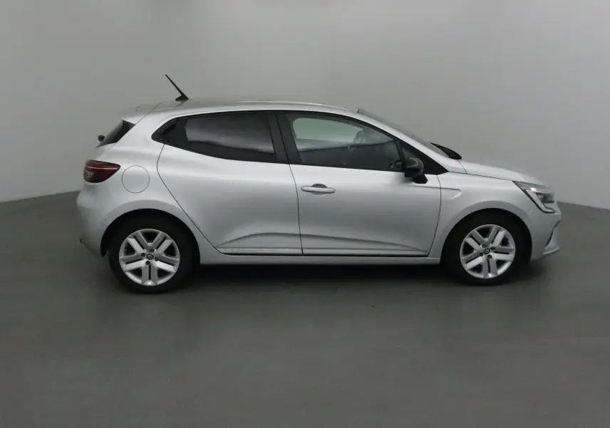 Profil côté gauche d'une Renault Clio V gris platine de 2021, compacte et moderne avec jantes alliage visibles.