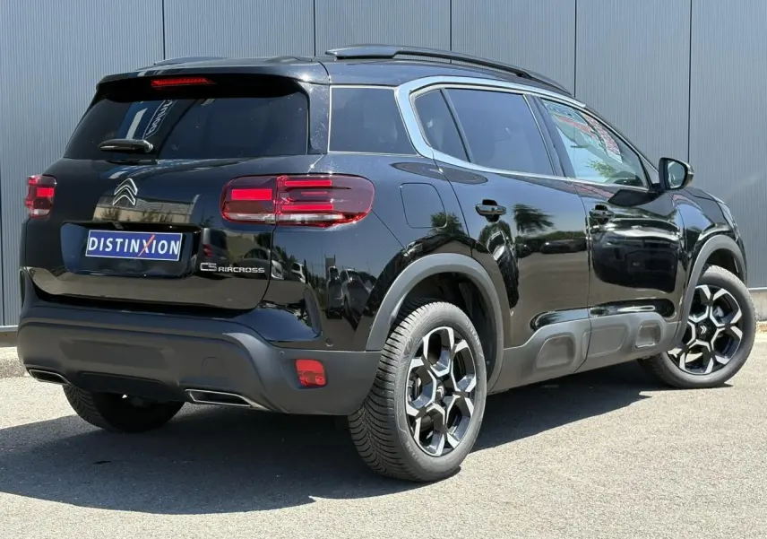 Vue 3/4 arrière droite du Citroën C5 Aircross Hybrid noir Perla avec jantes alliage et hayon électrique visible.