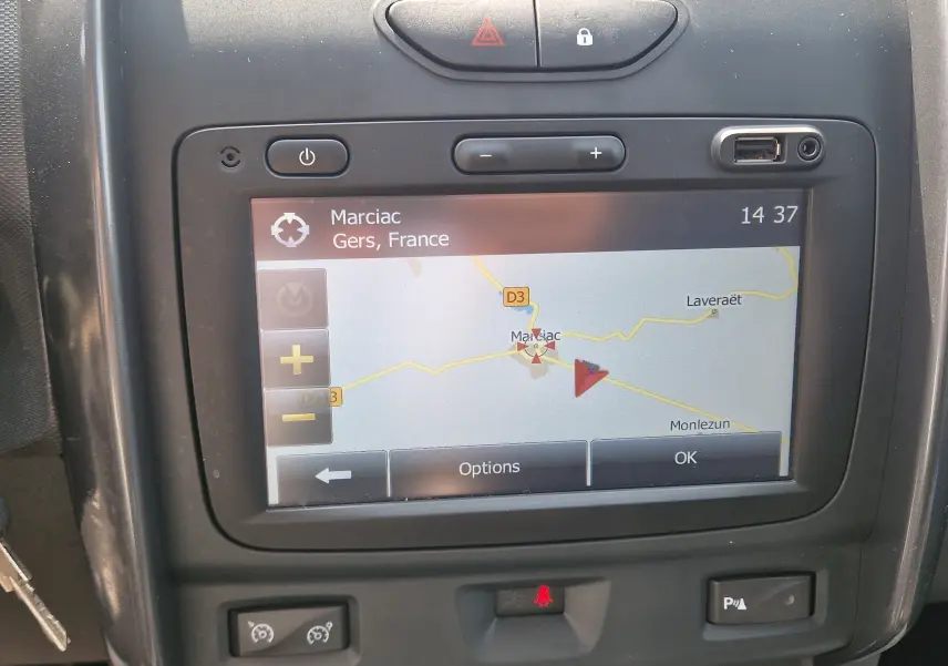 Écran tactile GPS du Dacia Duster 1.5 dCi 110 Prestige 2015 en gros plan, avec carte de navigation affichée.