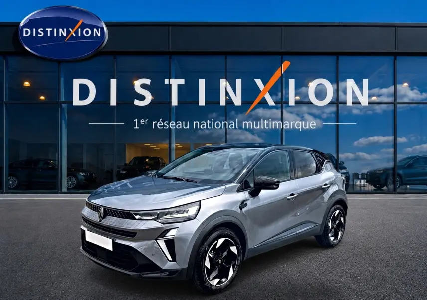 Renault Captur 1.8 e-tech hybride 2026 en 3/4 avant droit, couleur cassiope toit noir avec jantes alu distinctives.