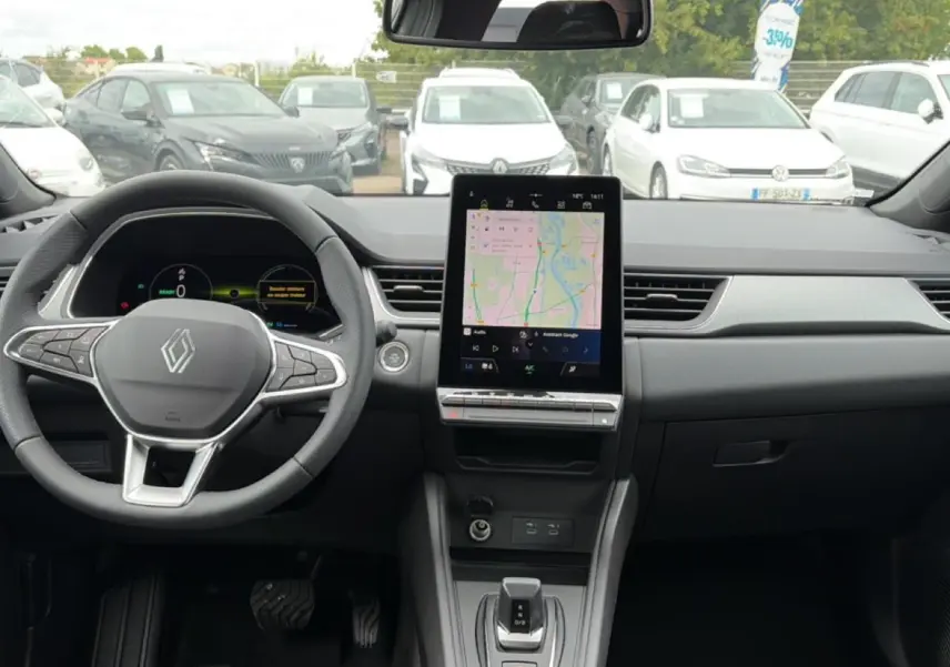 Vue intérieure du tableau de bord du Renault Captur 2026 avec écran tactile vertical et volant multifonction noir.
