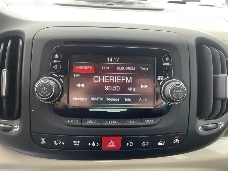 Tableau de bord de Fiat 500L beige 2014 montrant l'écran radio allumé sur la station CHERIEFM à 90,5 MHz.