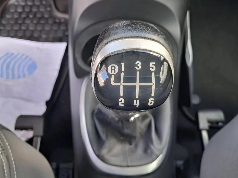 Gros plan sur le levier de vitesses manuel de la FIAT 500L beige 2014, montrant les six rapports et la marche arrière.