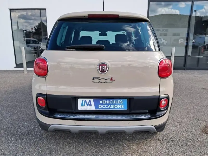 Vue arrière d'une FIAT 500L beige de 2014 avec logo distinctif et plaque "Véhicules Occasions" visible.