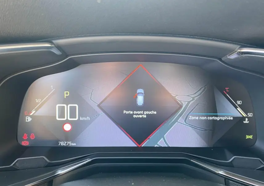 Tableau de bord numérique du DS7 Crossback 2018 affichant porte avant gauche ouverte et compteur à zéro km/h.