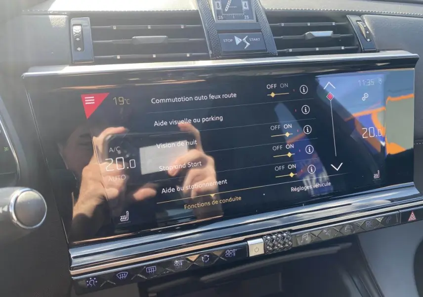 Écran tactile central du DS7 Crossback 2018 affichant les réglages d’aide à la conduite et la climatisation.