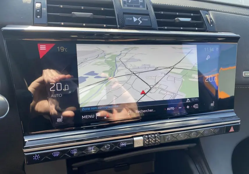 Écran tactile central du DS7 Crossback 2018 montrant la navigation et les commandes climatisation à 20°C.