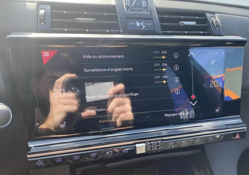 Écran tactile central du tableau de bord du DS7 Crossback 2018 affichant les aides à la conduite et la climatisation.