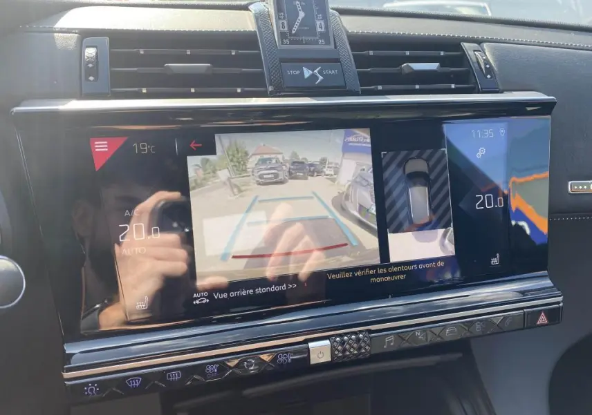 Écran central du DS7 Crossback montrant la caméra de recul et l'affichage de la climatisation à 20°C.