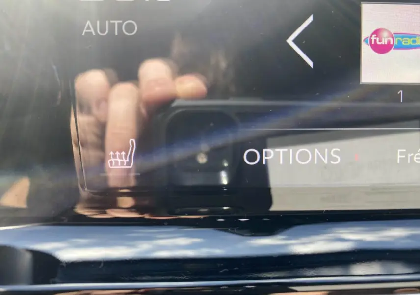 Gros plan sur l'écran tactile intérieur du DS7 Crossback jaune clair, affichant l'option sièges chauffants.