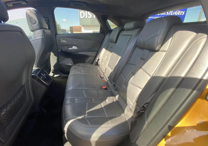 Vue intérieure côté droit montrant la banquette arrière en cuir noir du DS7 Crossback jaune clair 2018.