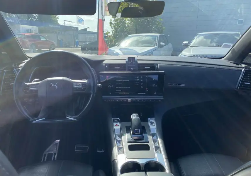 Vue intérieure avant du DS7 Crossback 2018, tableau de bord moderne avec écran tactile et volant DS en cuir noir.