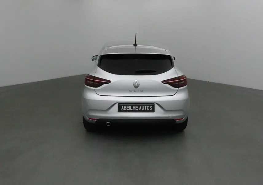 Vue arrière d'une Renault Clio V gris platine avec feux arrière LED et plaque Abeilhe Autos visible.