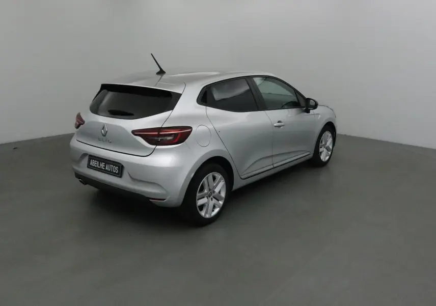 Renault Clio V gris platine vue 3/4 arrière droit dans un studio, avec vitres teintées et jantes alliage.