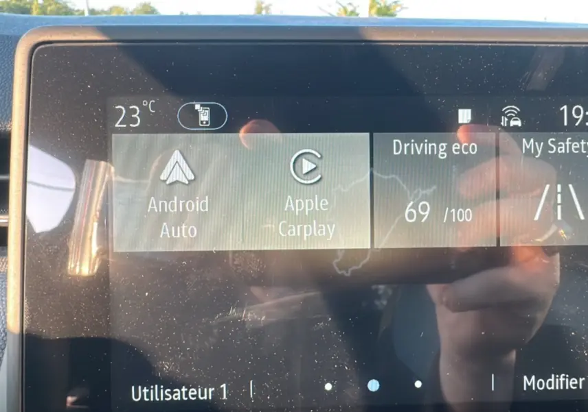Écran tactile du système multimédia Renault Clio DCI 100 Evolution Camera 2025 affichant Android Auto et Apple Carplay.