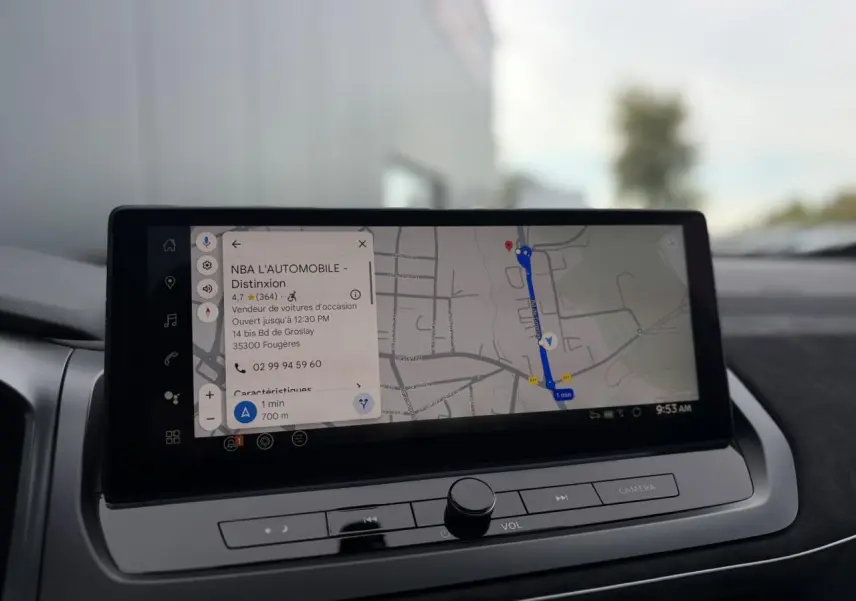 Écran tactile du GPS affichant un itinéraire dans l'habitacle du Nissan Qashqai gris Ceramic 2025.